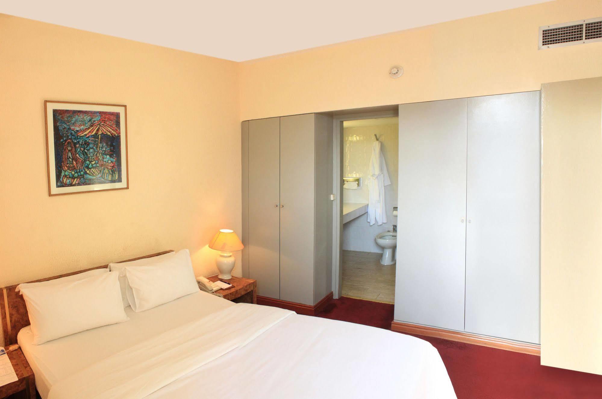 Hotel Mont Febe Yaounde Bagian luar foto